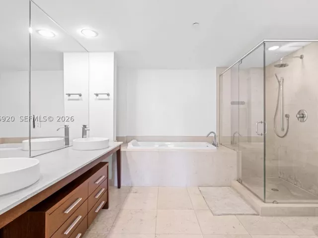 2-bedroom condo for sale in Miami - 495 Brickell Ave 905 - MondialRealty