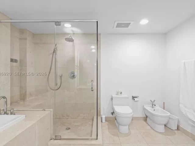 2-bedroom condo for sale in Miami - 495 Brickell Ave 905 - MondialRealty