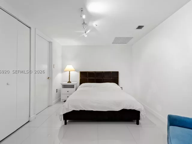 2-bedroom condo for sale in Miami - 495 Brickell Ave 905 - MondialRealty