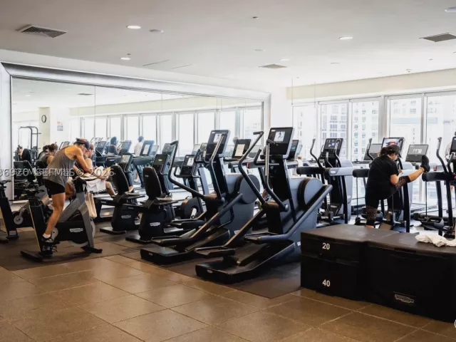 2-bedroom condo for sale in Miami - 495 Brickell Ave 905 - MondialRealty