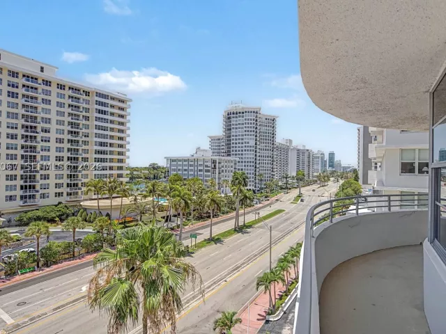 2-bedroom condo for rent in Miami Beach - 5555 Collins Ave 7B - MondialRealty