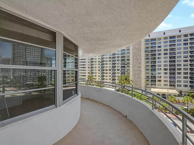 2-bedroom condo for rent in Miami Beach - 5555 Collins Ave 7B - MondialRealty