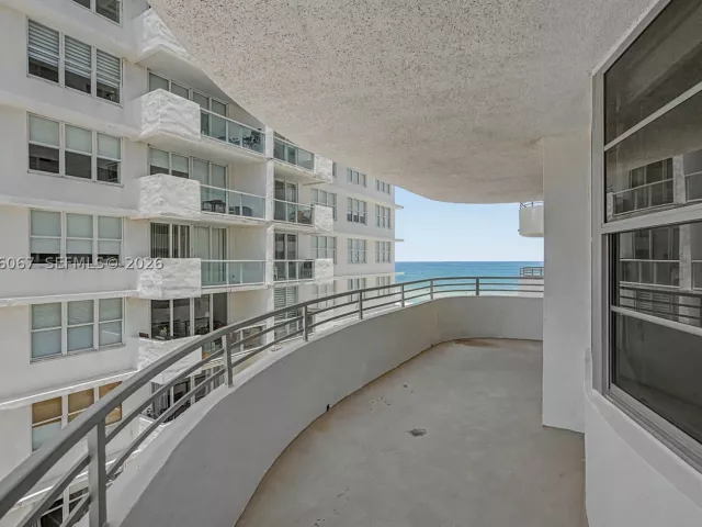 2-bedroom condo for rent in Miami Beach - 5555 Collins Ave 7B - MondialRealty