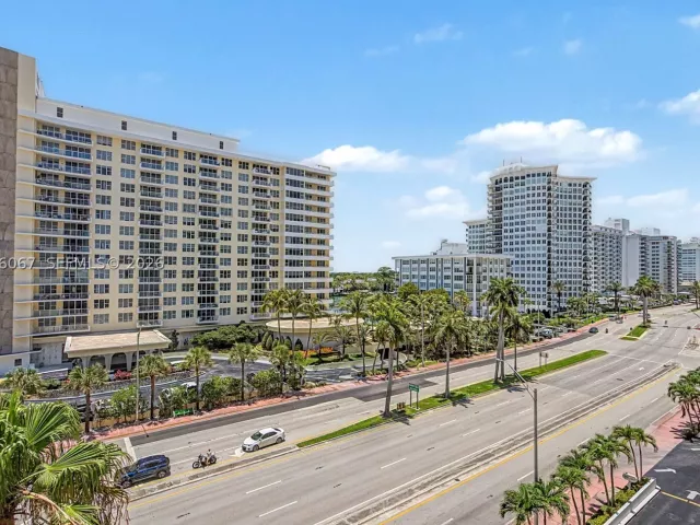 2-bedroom condo for rent in Miami Beach - 5555 Collins Ave 7B - MondialRealty