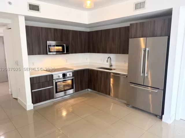 1-bedroom condo for rent in Miami - 488 NE 18th St 3102 - MondialRealty