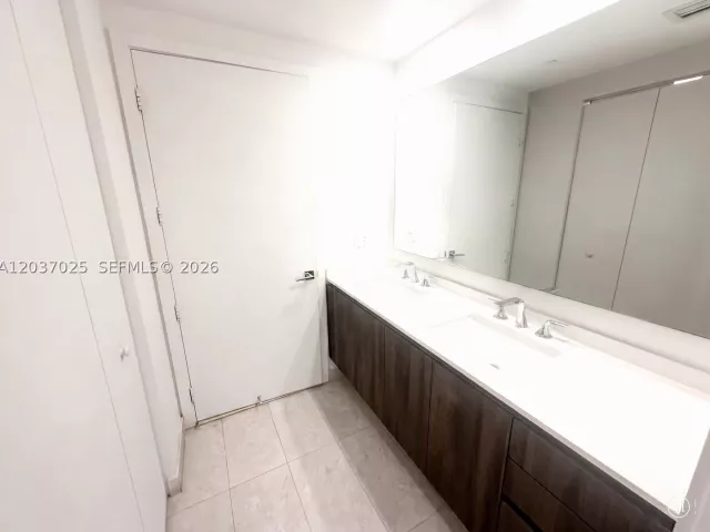 1-bedroom condo for rent in Miami - 488 NE 18th St 3102 - MondialRealty