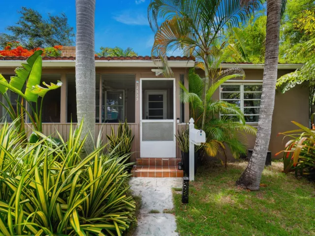 2-bedroom home for sale in Hollywood - 1535 Dewey Street - MondialRealty