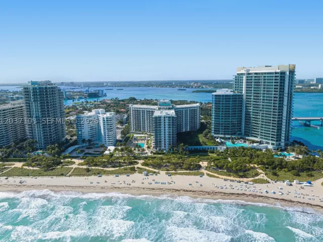 1-bedroom condo for rent in Bal Harbour - 10275 Collins Ave 807 - MondialRealty