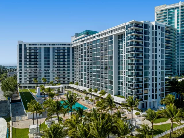 1-bedroom condo for rent in Bal Harbour - 10275 Collins Ave 807 - MondialRealty