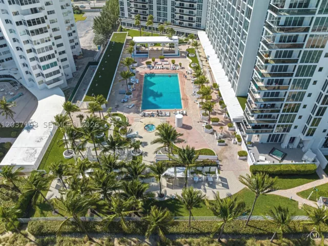 1-bedroom condo for rent in Bal Harbour - 10275 Collins Ave 807 - MondialRealty