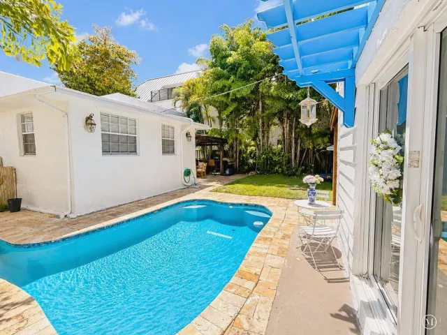 5-bedroom home for rent in Fort Lauderdale - 1415 NE 4th Place - MondialRealty