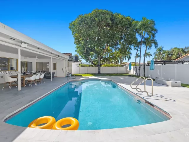 4-bedroom home for sale in Hollywood - 3460 N 46th Ave - MondialRealty
