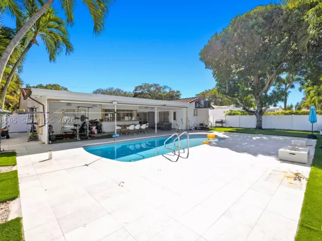 4-bedroom home for sale in Hollywood - 3460 N 46th Ave - MondialRealty