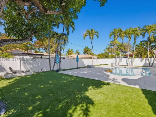 4-bedroom home for sale in Hollywood - 3460 N 46th Ave - MondialRealty