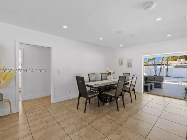 4-bedroom home for sale in Hollywood - 3460 N 46th Ave - MondialRealty
