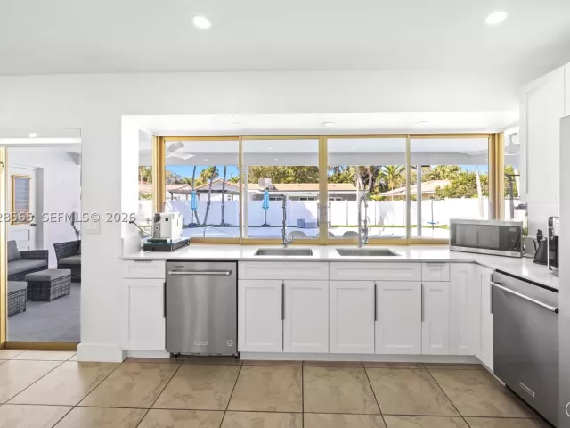 4-bedroom home for sale in Hollywood - 3460 N 46th Ave - MondialRealty
