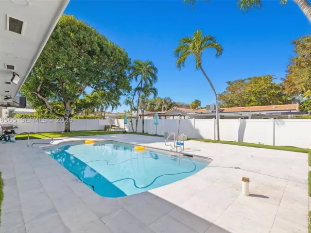 4-bedroom home for sale in Hollywood - 3460 N 46th Ave - MondialRealty