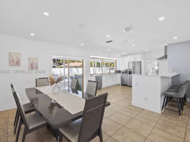 4-bedroom home for sale in Hollywood - 3460 N 46th Ave - MondialRealty