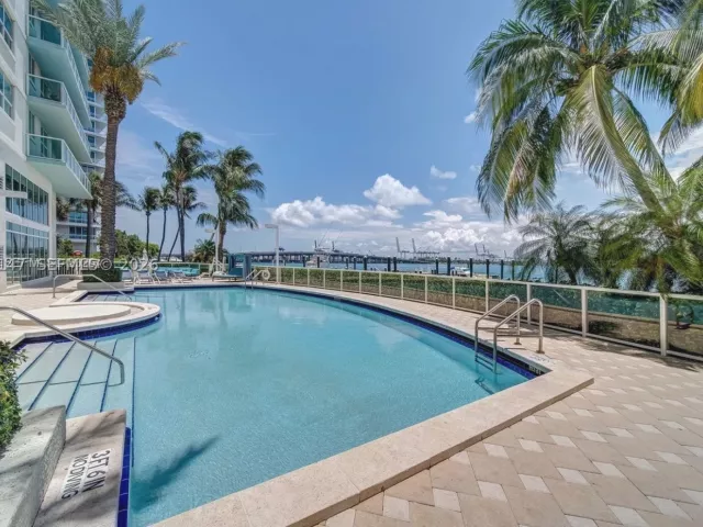 2-bedroom condo for sale in Miami Beach - 650 West Ave 2109 - MondialRealty