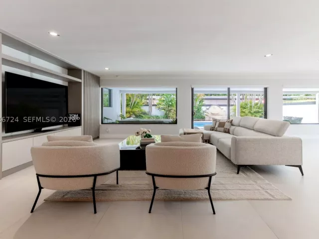 5-bedroom home for rent in Miami - 7300 SW 77th Ave - MondialRealty