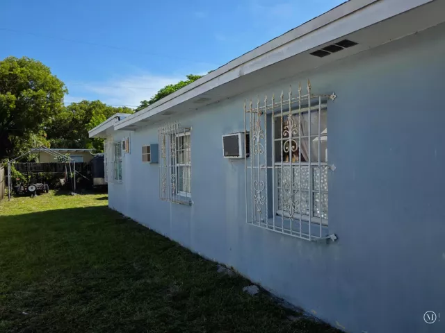 4-bedroom home for sale in West Palm Beach - 528 49th Street - MondialRealty