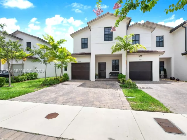 3-bedroom home for sale in Miami - 23105 SW 128th Pl - MondialRealty