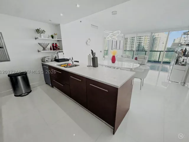 2-bedroom condo for rent in Miami - 465 Brickell Ave 1605 - MondialRealty