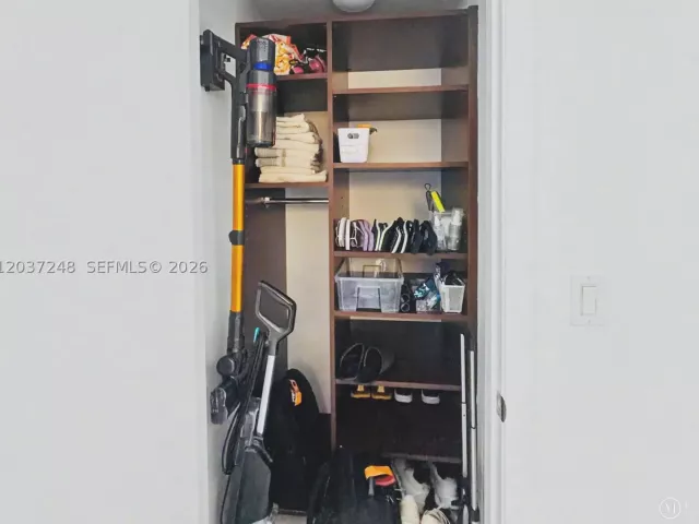 2-bedroom condo for rent in Miami - 465 Brickell Ave 1605 - MondialRealty