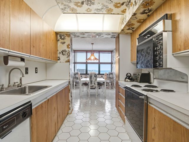 2-bedroom condo for sale in Hollywood - 2301 S Ocean Drive 2303 - MondialRealty