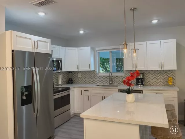 3-bedroom home for sale in Fort Lauderdale - 204 SW 19th Ave - MondialRealty