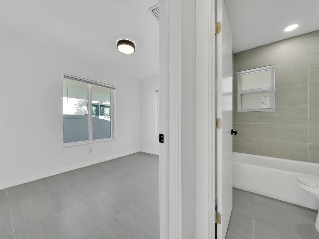 4-bedroom home for rent in Fort Lauderdale - 1108 NE 16th Street - MondialRealty