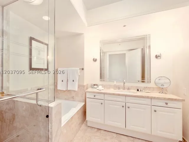 2-bedroom condo for sale in Miami - 1435 Brickell Ave 3412 - MondialRealty