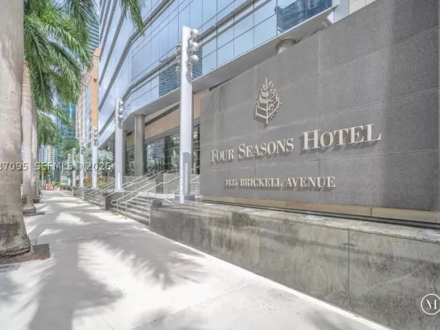 2-bedroom condo for sale in Miami - 1435 Brickell Ave 3412 - MondialRealty