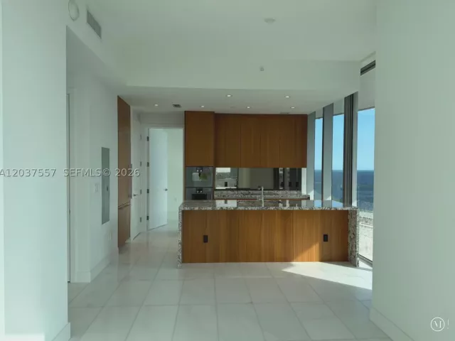 2-bedroom condo for rent in Miami - 175 SE 25th Rd 903 - MondialRealty