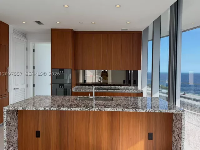 2-bedroom condo for rent in Miami - 175 SE 25th Rd 903 - MondialRealty