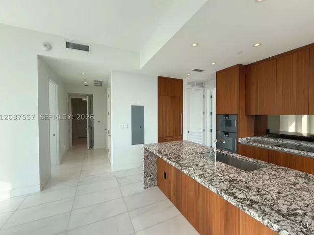 2-bedroom condo for rent in Miami - 175 SE 25th Rd 903 - MondialRealty