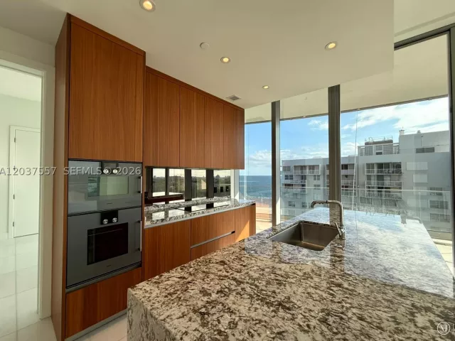 2-bedroom condo for rent in Miami - 175 SE 25th Rd 903 - MondialRealty