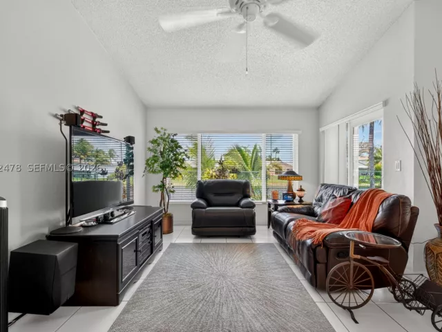 4-bedroom home for sale in Miami - 15891 SW 84th St - MondialRealty