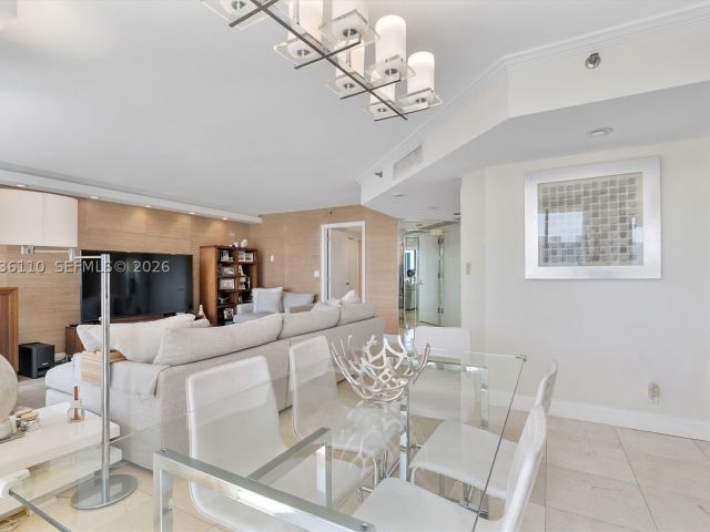 3-bedroom condo for sale in Aventura - 1000 W Island Blvd 2307 - MondialRealty
