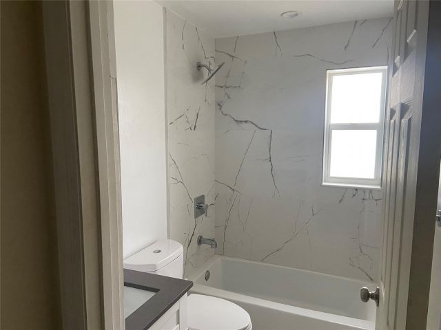 2-bedroom home for sale in Hollywood - 925 N 32nd Avenue - MondialRealty