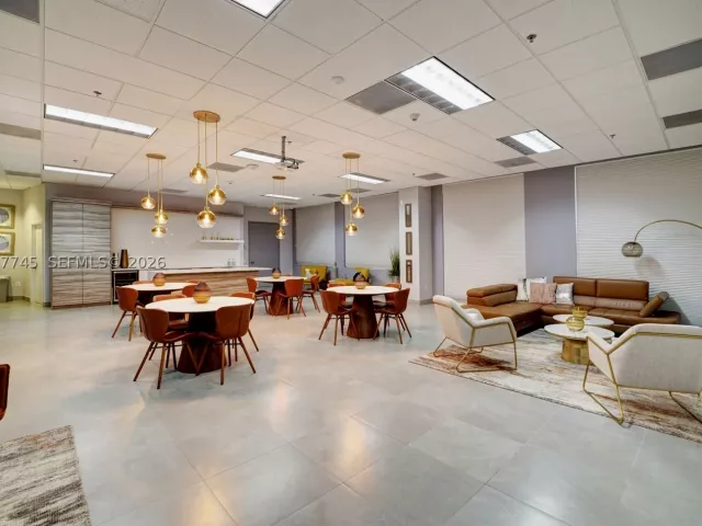 1-bedroom condo for sale in Miami - 1200 Brickell Bay Dr 3714 - MondialRealty