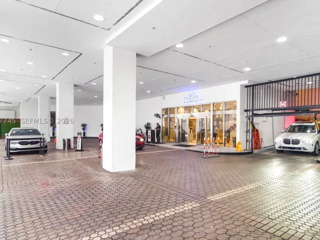 1-bedroom condo for sale in Miami - 1200 Brickell Bay Dr 3714 - MondialRealty