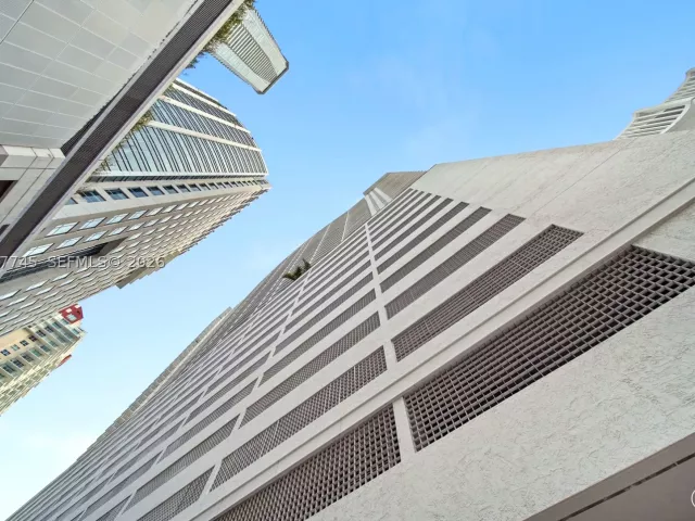 1-bedroom condo for sale in Miami - 1200 Brickell Bay Dr 3714 - MondialRealty