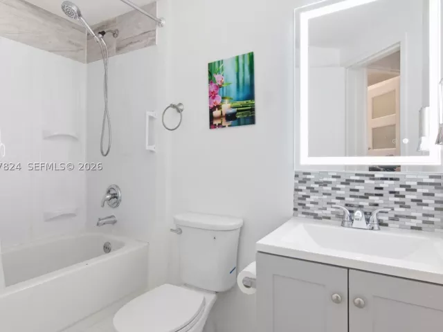 3-bedroom condo for rent in Miami - 801 Brickell Bay Dr 764 - MondialRealty
