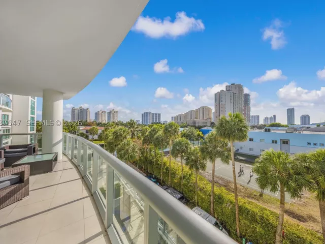 2-bedroom condo for sale in Aventura - 3131 NE 188th St 2-506 - MondialRealty