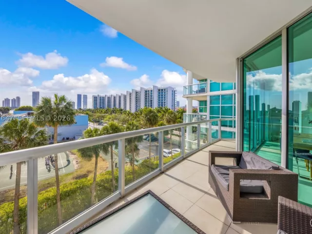 2-bedroom condo for sale in Aventura - 3131 NE 188th St 2-506 - MondialRealty
