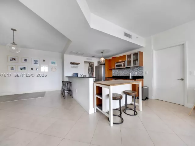 2-bedroom condo for sale in Aventura - 3131 NE 188th St 2-506 - MondialRealty