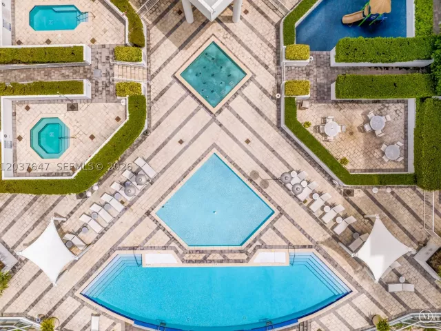2-bedroom condo for sale in Aventura - 3131 NE 188th St 2-506 - MondialRealty