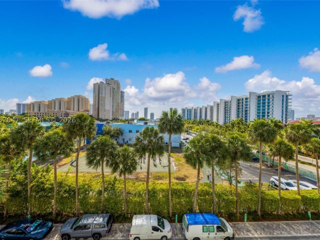 2-bedroom condo for sale in Aventura - 3131 NE 188th St 2-506 - MondialRealty