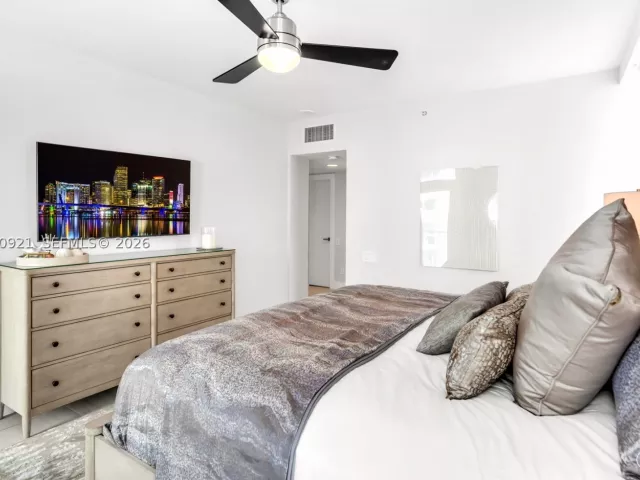 2-bedroom condo for rent in Miami Beach - 1500 OCEAN DR 707 - MondialRealty